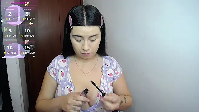 Snapshot of SaraBraun_ chatting on 8, 1, 2025 SaraBraun online show from 8, 1, 2025