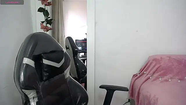 Snapshot of SaraBraun_ chatting on 12, 3, 2025 SaraBraun online show from 12, 3, 2025