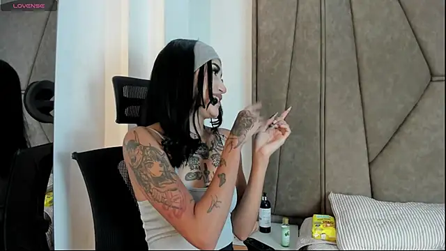 Cassie howard  online show from 30, 1, 2025