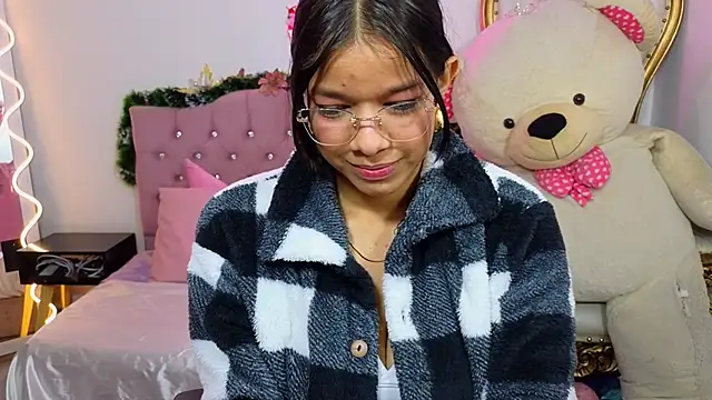 Snapshot of Emilly_tay chatting on 3, 1, 2025 Emilly tay online show from 3, 1, 2025