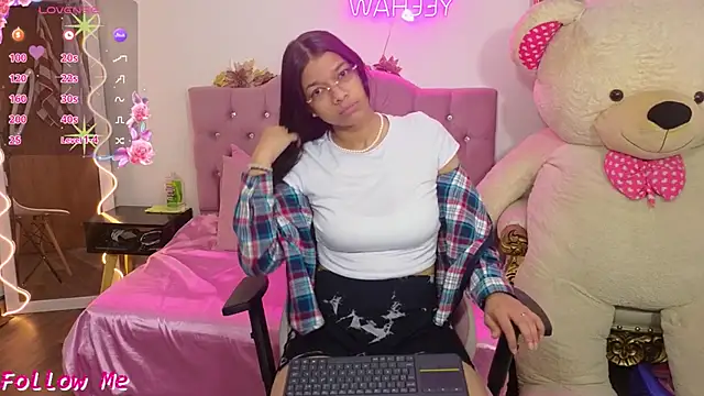 Snapshot of Emilly_tay chatting on 15, 1, 2025 Emilly tay online show from 15, 1, 2025