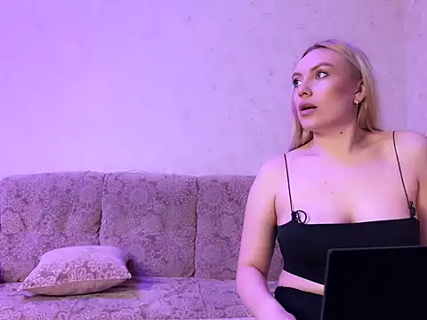 Snapshot of AzallandRoom chatting on 4, 12, 2025 AzallandRoom online show from 4, 12, 2025