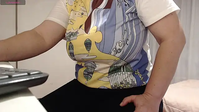 Snapshot of MommyHelpsmee chatting on 11, 10, 2025 MommyHelpsmee online show from 11, 10, 2025