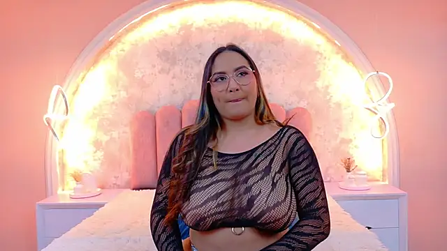 Snapshot of MiaLaurents chatting on 9, 11, 2025 MiaLaurents online show from 9, 11, 2025