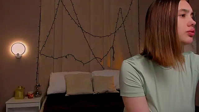 Snapshot of AngelicaKleee chatting on 5, 10, 2025 AngelicaKleee online show from 5, 10, 2025