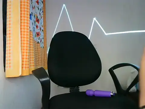 Snapshot of roseofvenom chatting on 23, 2, 2025 roseofvenom online show from 23, 2, 2025