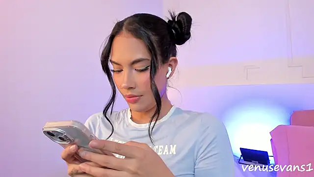 VenusEvans1 online show from 5, 12, 2025