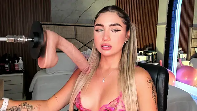 Snapshot of EmiilyHendriixx chatting on 22, 9, 2025 EmiilyHendriixx online show from 22, 9, 2025