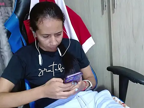 Danielagomez33 online show from 16, 4, 2026