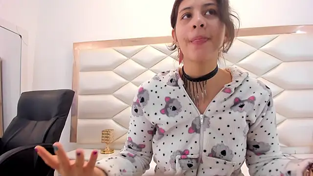 Snapshot of MiaQueen021 chatting on 6, 2, 2025 MiaQueen021 online show from 6, 2, 2025