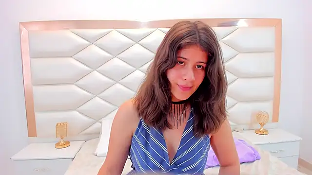 Snapshot of MiaQueen021 chatting on 11, 2, 2025 MiaQueen021 online show from 11, 2, 2025