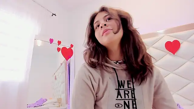 Snapshot of MiaQueen021 chatting on 14, 2, 2025 MiaQueen021 online show from 14, 2, 2025