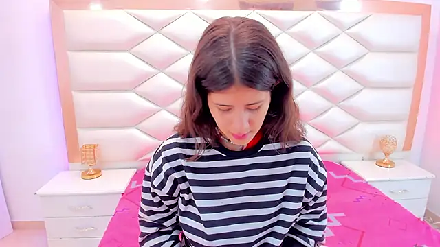 Snapshot of MiaQueen021 chatting on 4, 3, 2025 MiaQueen021 online show from 4, 3, 2025