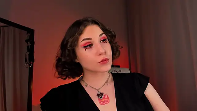 Eva Moss  online show from 13, 3, 2025