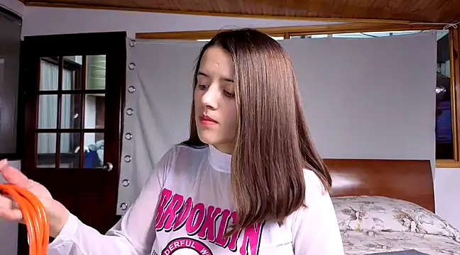 Snapshot of SexLaura_ chatting on 12, 2, 2025 SexLaura online show from 12, 2, 2025