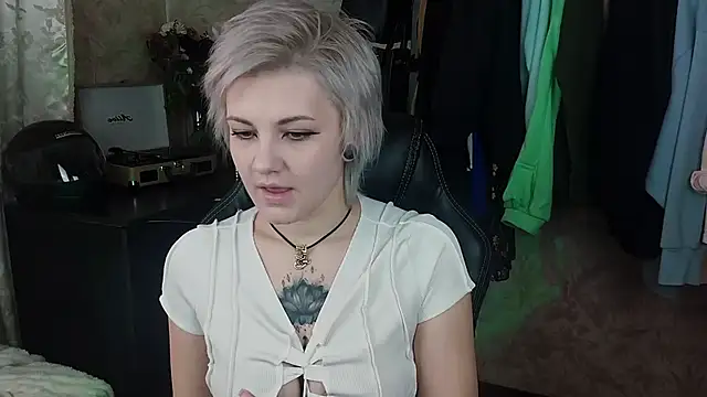 Snapshot of EvaBrownie chatting on 2, 2, 2025 EvaBrownie online show from 2, 2, 2025