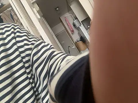 Snapshot of riri_riri_jp chatting on 3, 11, 2025 riri riri jp online show from 3, 11, 2025