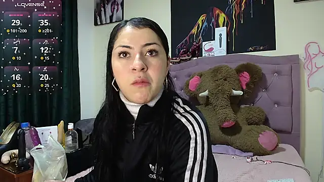 Emmie Hot online show from 2, 12, 2025