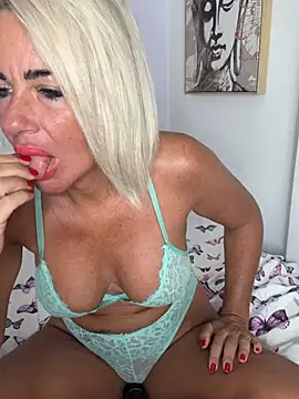 MakemeMillie1 online show from 10, 7, 2026