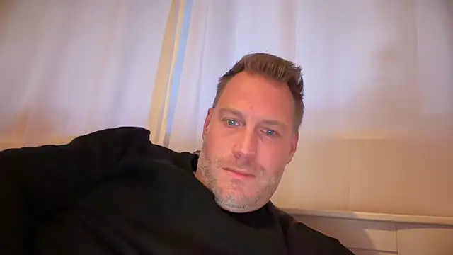 Snapshot of Christian87xxx chatting on 6, 11, 2025 Christian87xxx online show from 6, 11, 2025