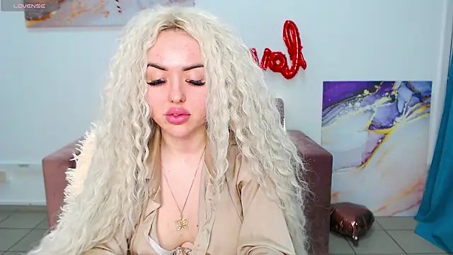 Snapshot of MissisCaty chatting on 18, 2, 2025 MissisCaty online show from 18, 2, 2025