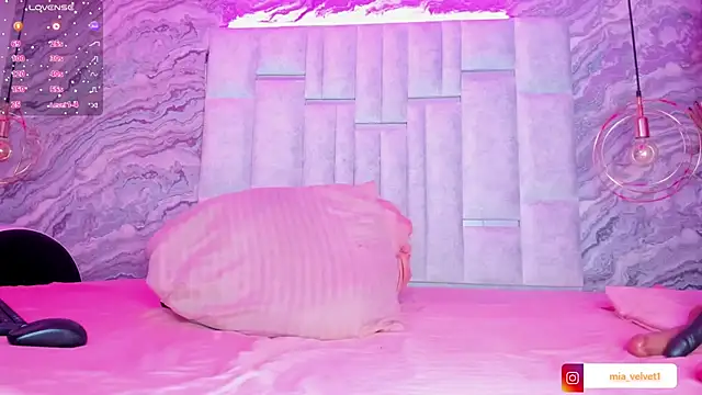 MiaVelveett online show from 23, 11, 2025