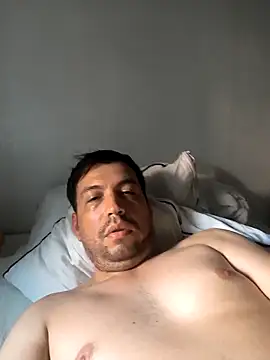 Snapshot of reyarturs13 chatting on 1, 3, 2026 reyarturs13 online show from 1, 3, 2026