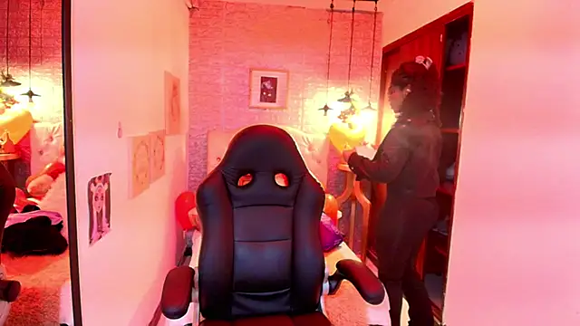 tylla  online show from 10, 3, 2025