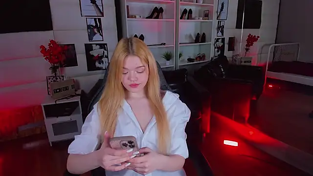 Snapshot of AdeleCartier chatting on 13, 2, 2025 AdeleCartier online show from 13, 2, 2025