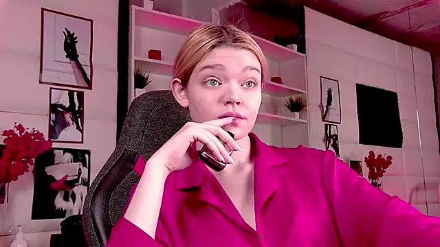 Snapshot of AdeleCartier chatting on 4, 3, 2025 AdeleCartier online show from 4, 3, 2025