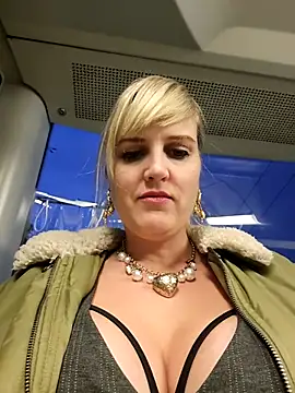 Snapshot of Sexybiene969 chatting on 15, 10, 2025 Sexybiene969 online show from 15, 10, 2025