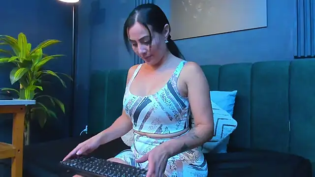 scarlet edwars online show from 17, 11, 2025