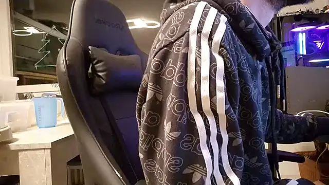 ademandjulia online show from 6, 2, 2026