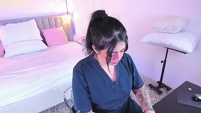 Snapshot of isolari_ chatting on 8, 1, 2025 isolari online show from 8, 1, 2025