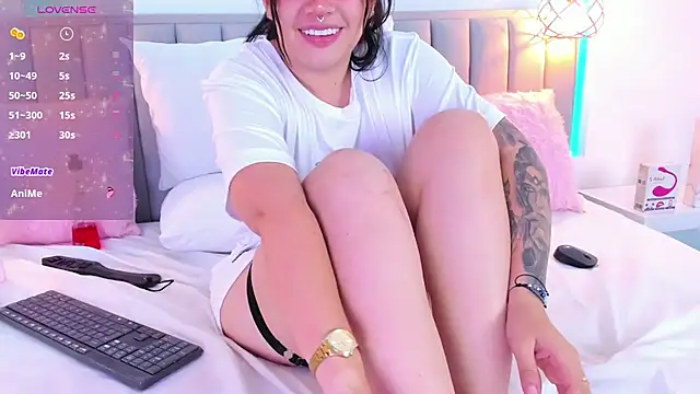 Snapshot of isolari_ chatting on 8, 1, 2025 isolari online show from 8, 1, 2025