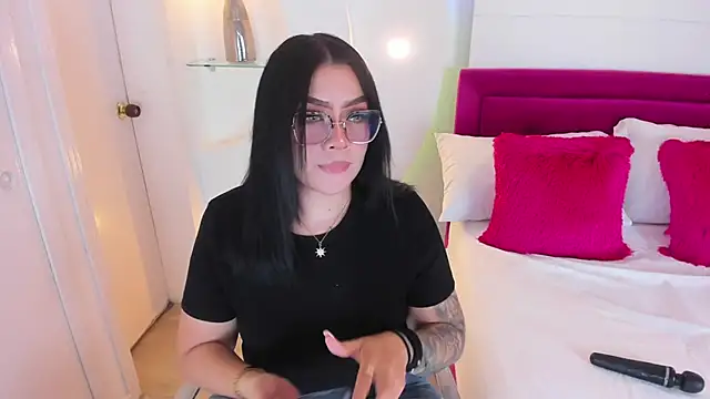 Snapshot of isolari_ chatting on 4, 2, 2025 isolari online show from 4, 2, 2025