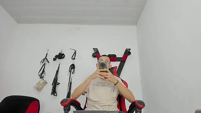 Snapshot of Isak_Millan chatting on 14, 11, 2025 Isak Millan online show from 14, 11, 2025