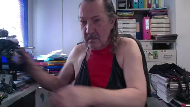 HMStraps01 online show from 15, 4, 2026