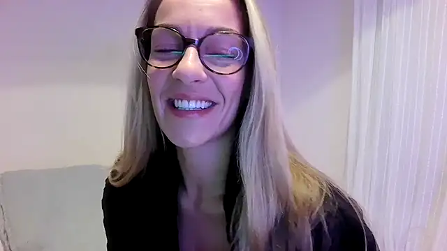 Snapshot of Edenfox- chatting on 24, 10, 2025 Edenfox- online show from 24, 10, 2025