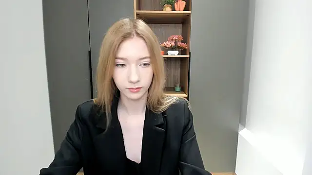 SunnivaCovil online show from 24, 2, 2025