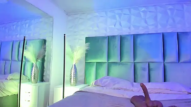 Selene bennet online show from 15, 4, 2026