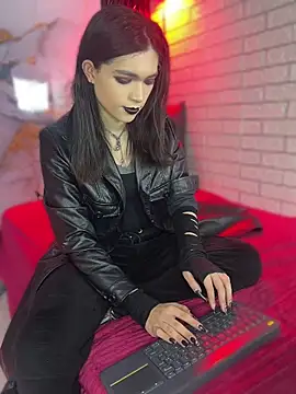 Snapshot of MaeveKuro chatting on 21, 7, 2026 MaeveKuro online show from 21, 7, 2026