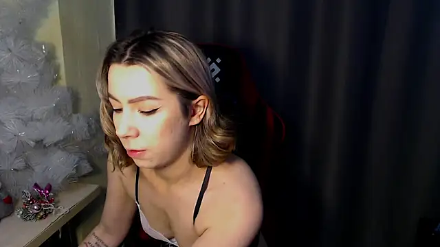 Snapshot of meganluss chatting on 18, 12, 2025 meganluss online show from 18, 12, 2025