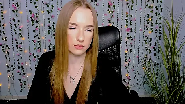Snapshot of doll_vey chatting on 7, 3, 2025 doll vey online show from 7, 3, 2025