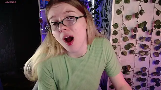 Strawberry juli online show from 12, 3, 2025