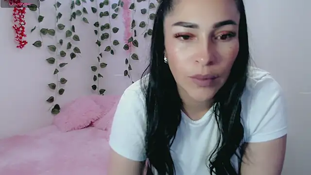 Snapshot of luna_lgomez_ chatting on 8, 3, 2025 luna lgomez  online show from 8, 3, 2025