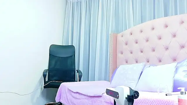 Snapshot of scarlettbooty chatting on 15, 10, 2025 scarlettbooty online show from 15, 10, 2025