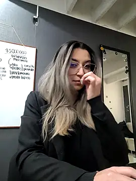 Isabella Varella online show from 13, 3, 2025