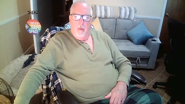 Snapshot of superbearboss chatting on 7, 4, 2026 superbearboss online show from 7, 4, 2026
