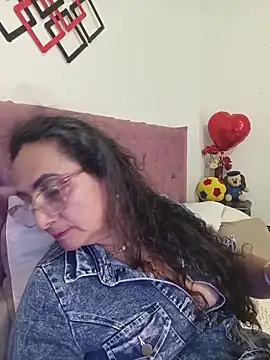 Snapshot of AlessandraLeroy chatting on 3, 6, 2026 AlessandraLeroy online show from 3, 6, 2026